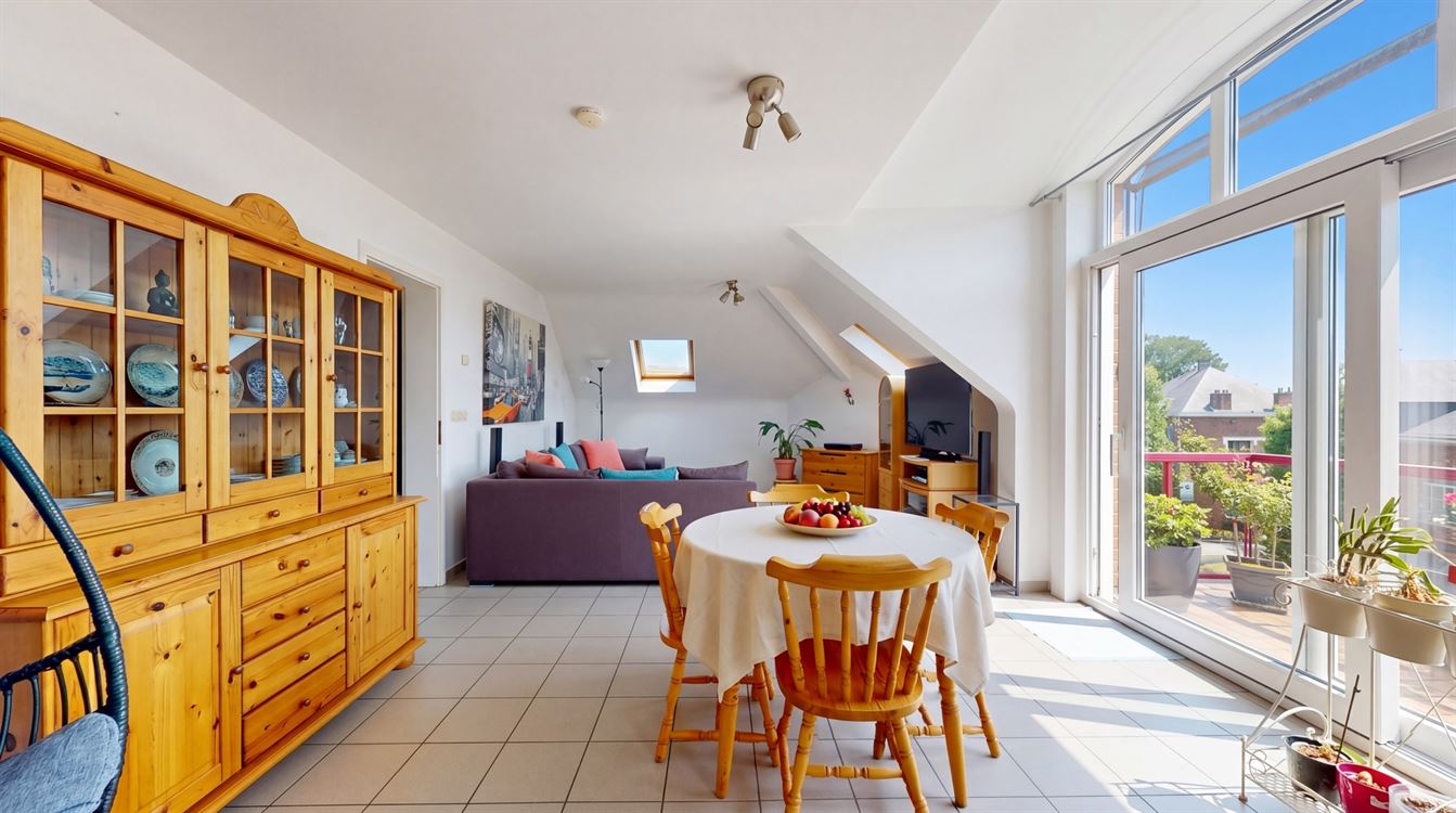 Splendide appartement penthouse, construction 1998, 2 ch, balcon, garage.