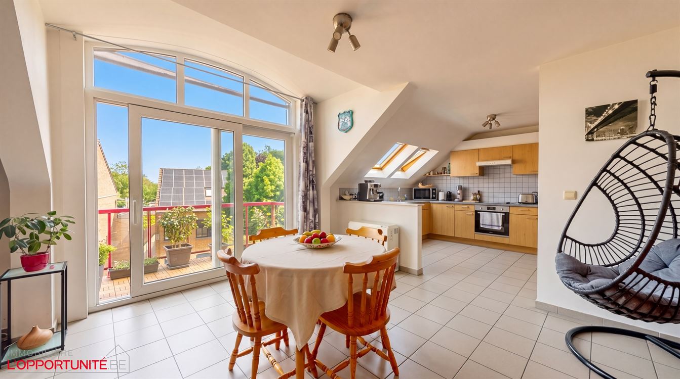 Splendide appartement penthouse, construction 1998, 2 ch, balcon, garage.
