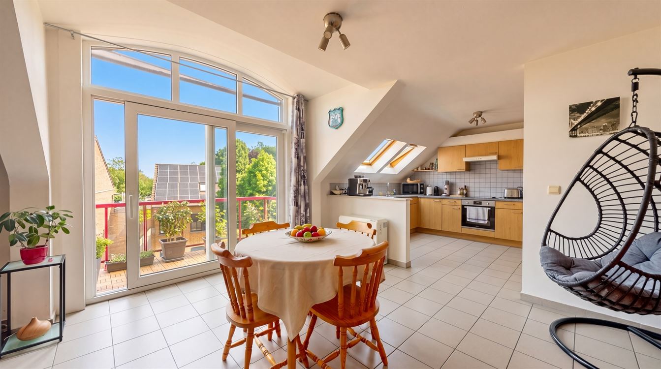 Splendide appartement penthouse, construction 1998, 2 ch, balcon, garage.