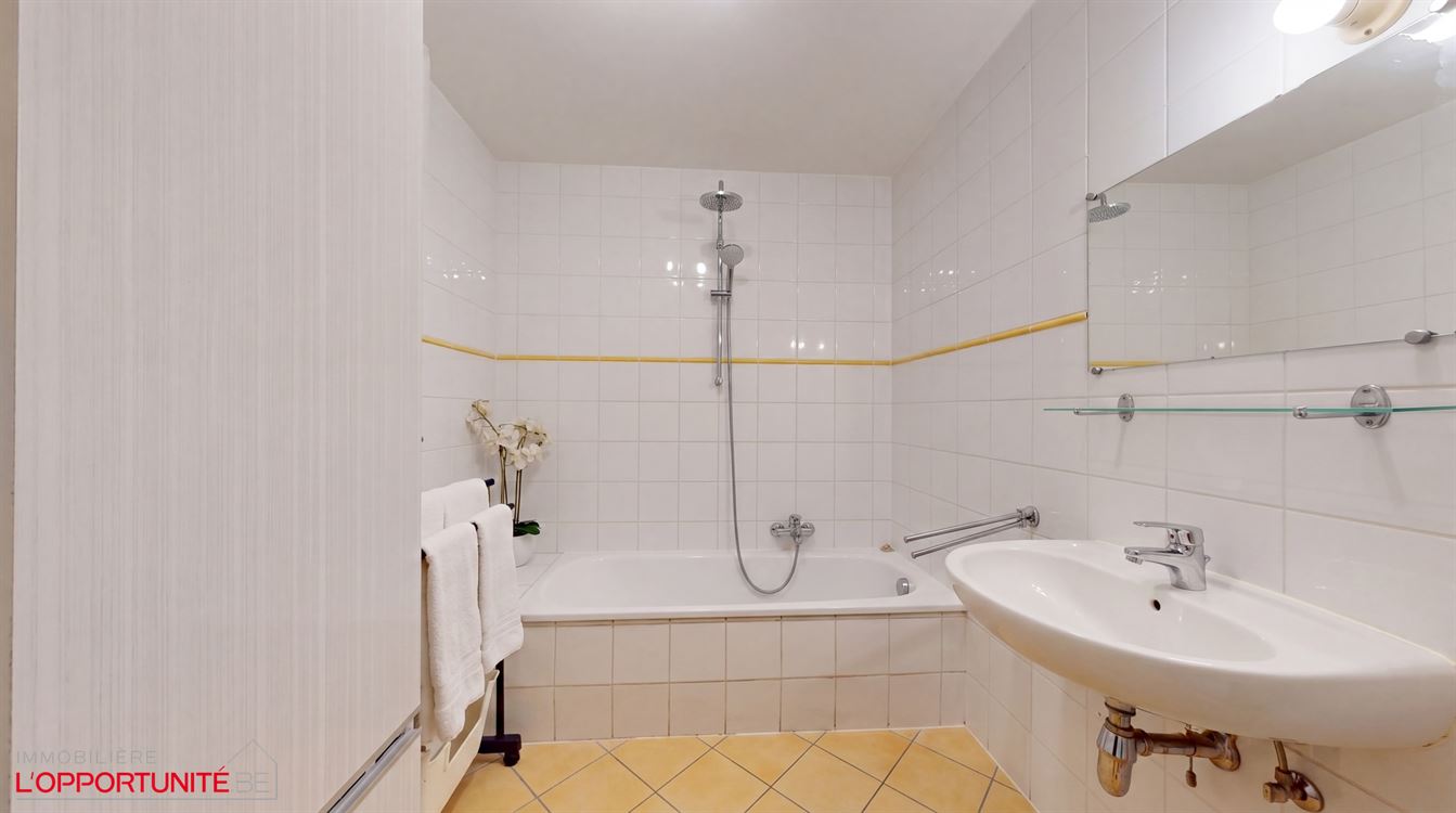 Splendide appartement penthouse, construction 1998, 2 ch, balcon, garage.