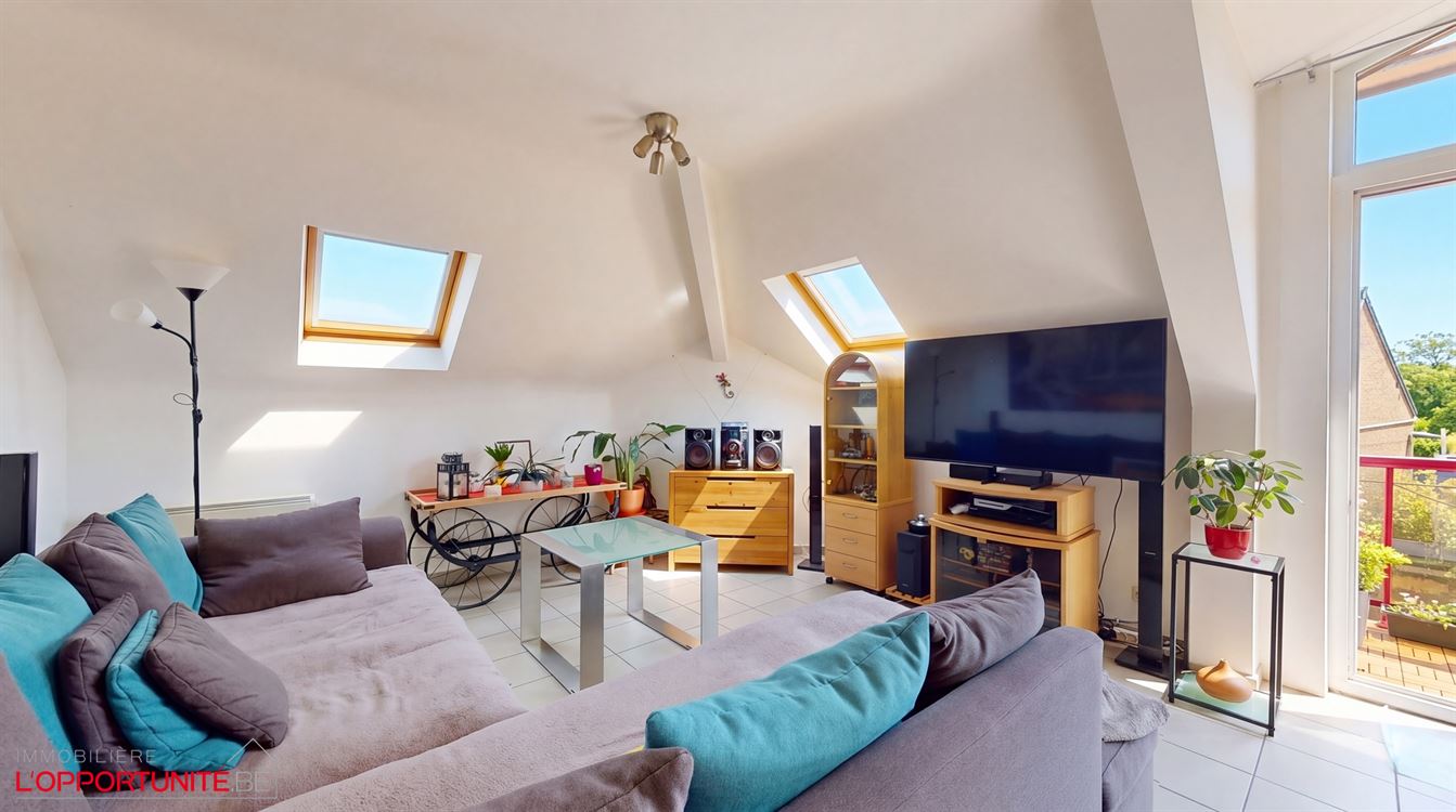 Splendide appartement penthouse, construction 1998, 2 ch, balcon, garage.