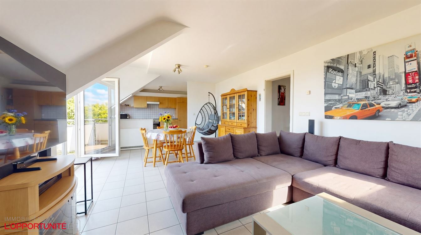 Splendide appartement penthouse, construction 1998, 2 ch, balcon, garage.