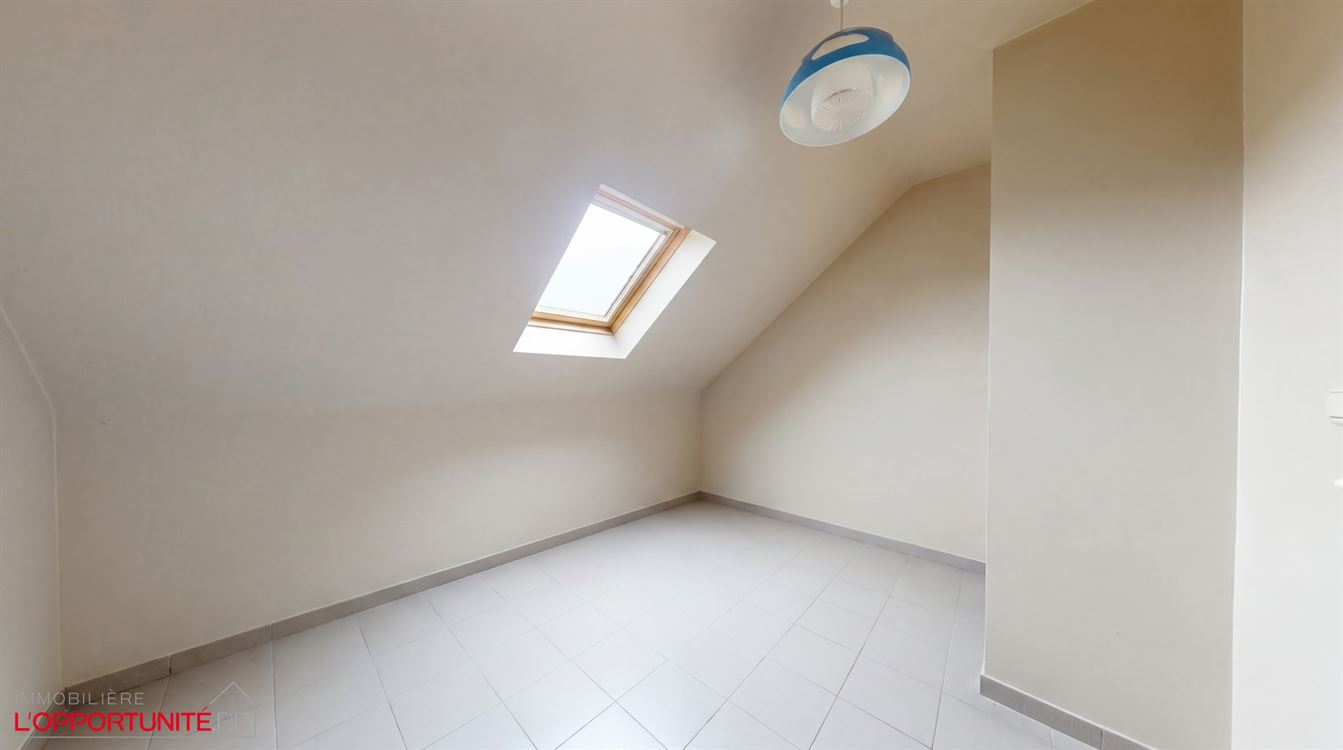 Superbe appartement penthouse, construction 1998, 2 ch, balcon, garage.