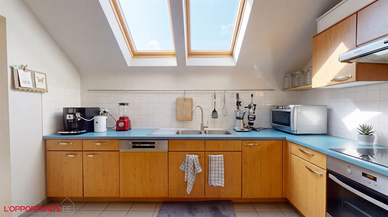 Superbe appartement penthouse, construction 1998, 2 ch, balcon, garage.