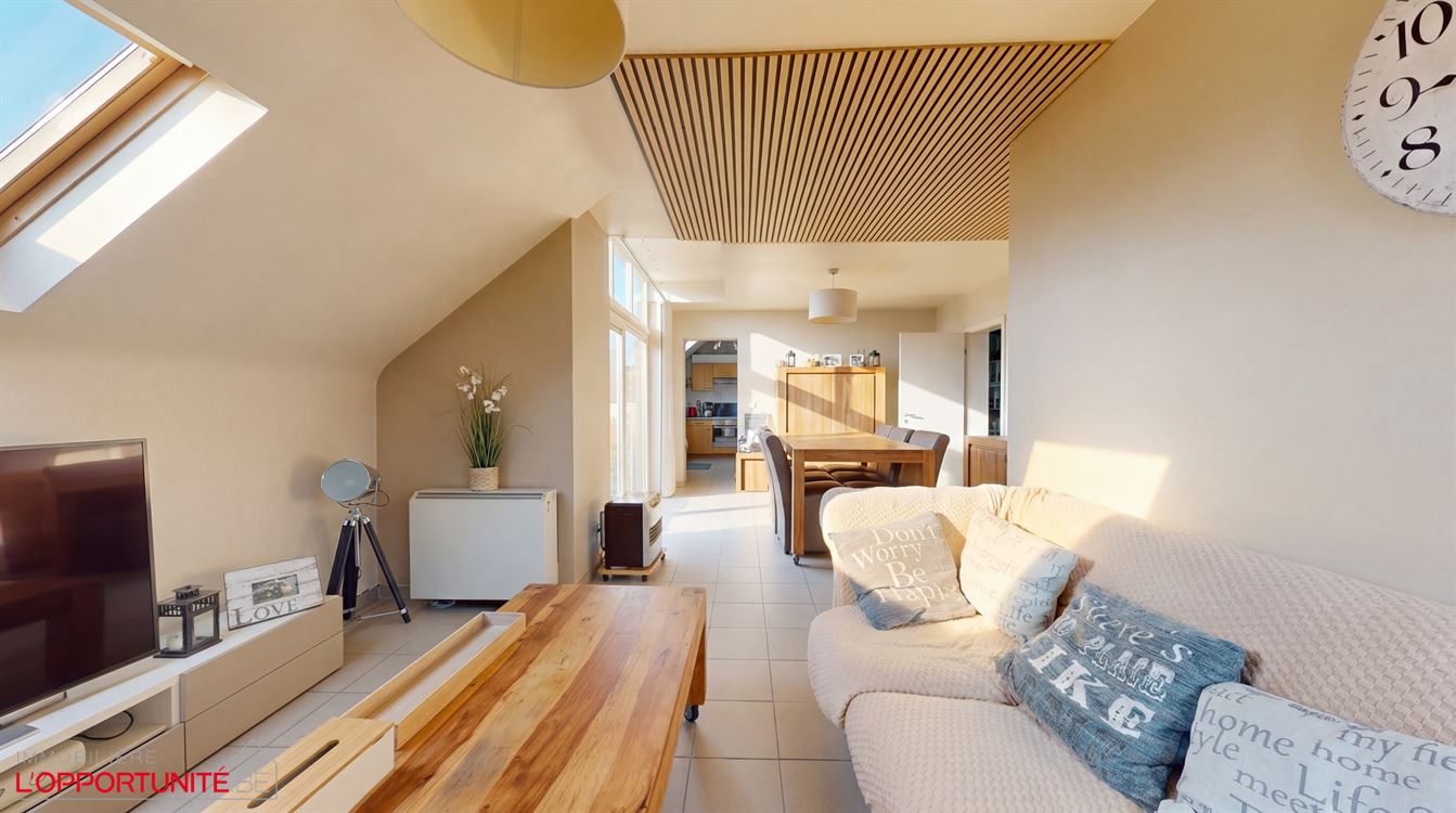 Superbe appartement penthouse, construction 1998, 2 ch, balcon, garage.