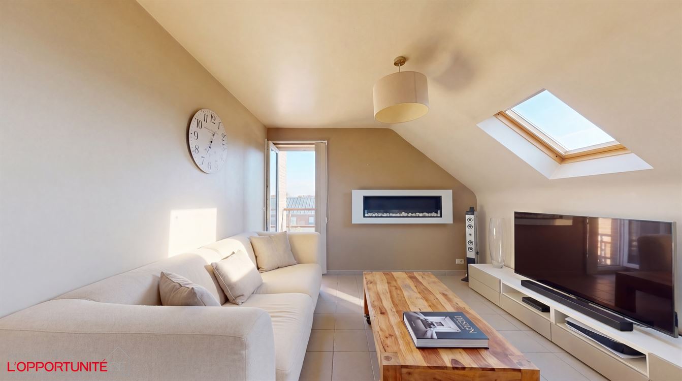 Superbe appartement penthouse, construction 1998, 2 ch, balcon, garage.