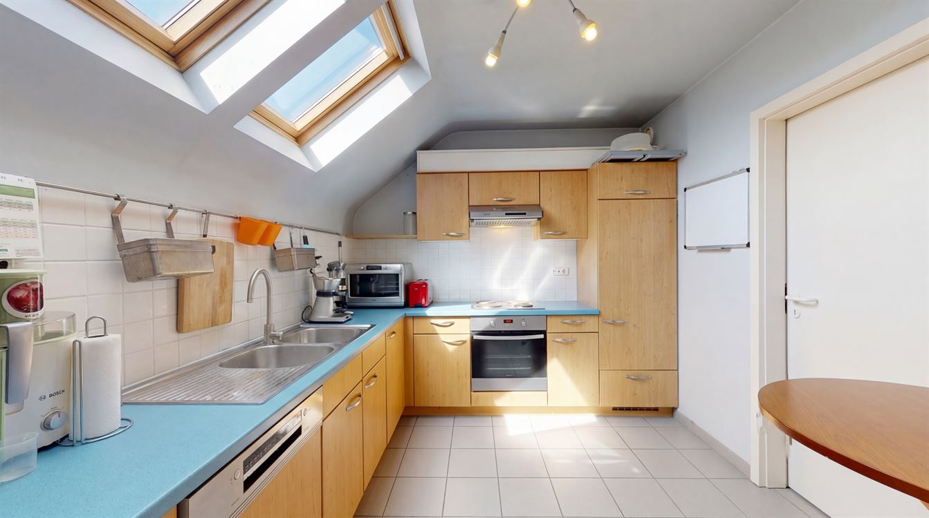 Superbe appartement penthouse, construction 1998, 2 ch, balcon, garage.