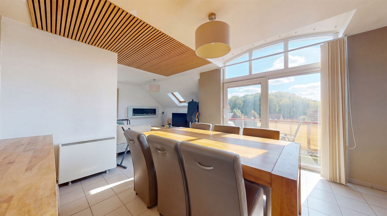 Superbe appartement penthouse, construction 1998, 2 ch, balcon, garage.