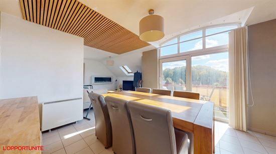 Superbe appartement penthouse, construction 1998, 2 ch, balcon, garage.