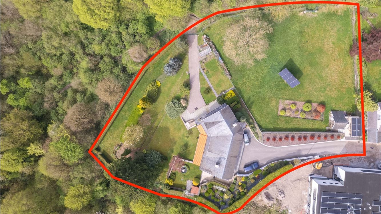 Propriété exceptionnelle sur 35 ares de terrain, 4 chambres, garages et carport.
