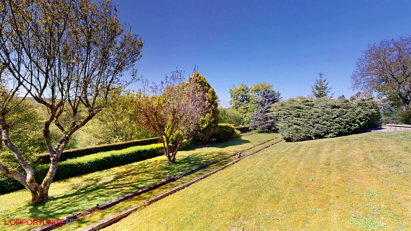 Propriété exceptionnelle sur 35 ares de terrain, 4 chambres, garages et carport.