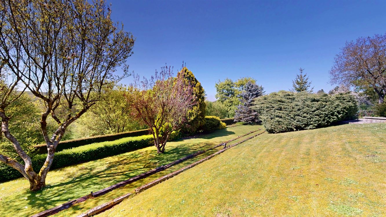 Propriété exceptionnelle sur 35 ares de terrain, 4 chambres, garages et carport.
