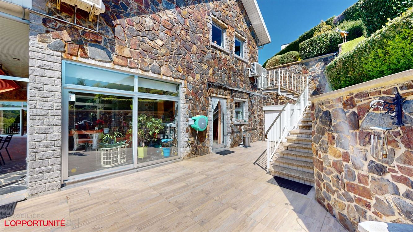 Propriété exceptionnelle sur 35 ares de terrain, 4 chambres, garages et carport.