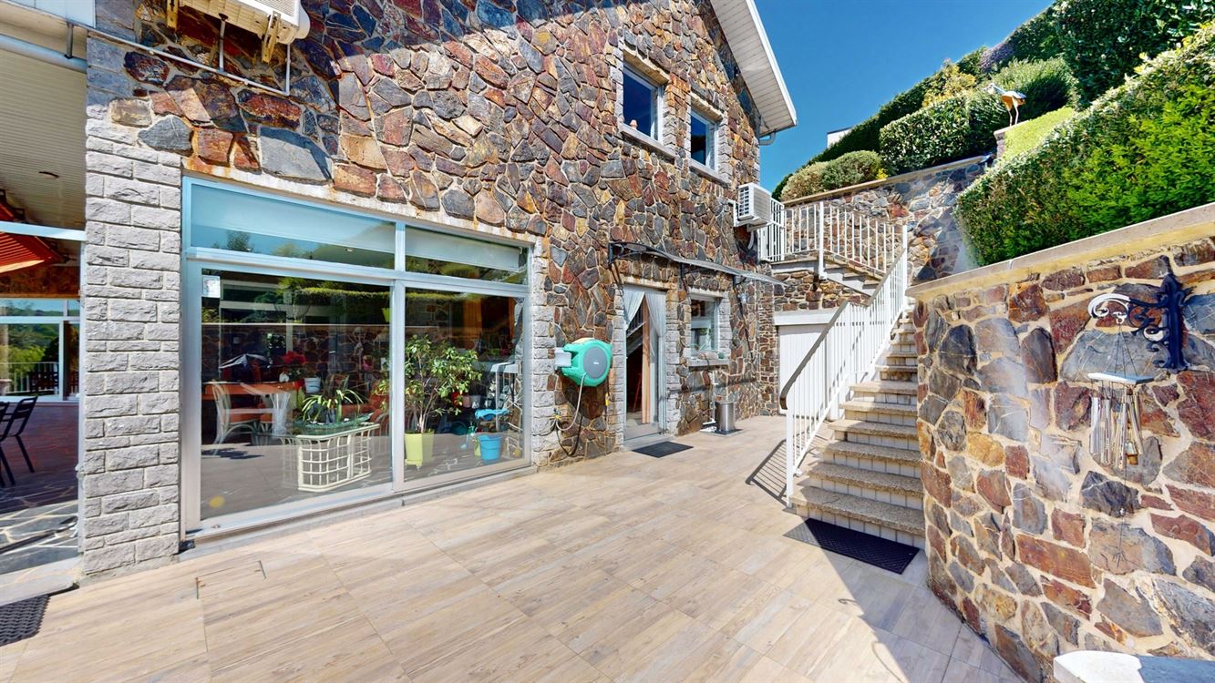 Propriété exceptionnelle sur 35 ares de terrain, 4 chambres, garages et carport.