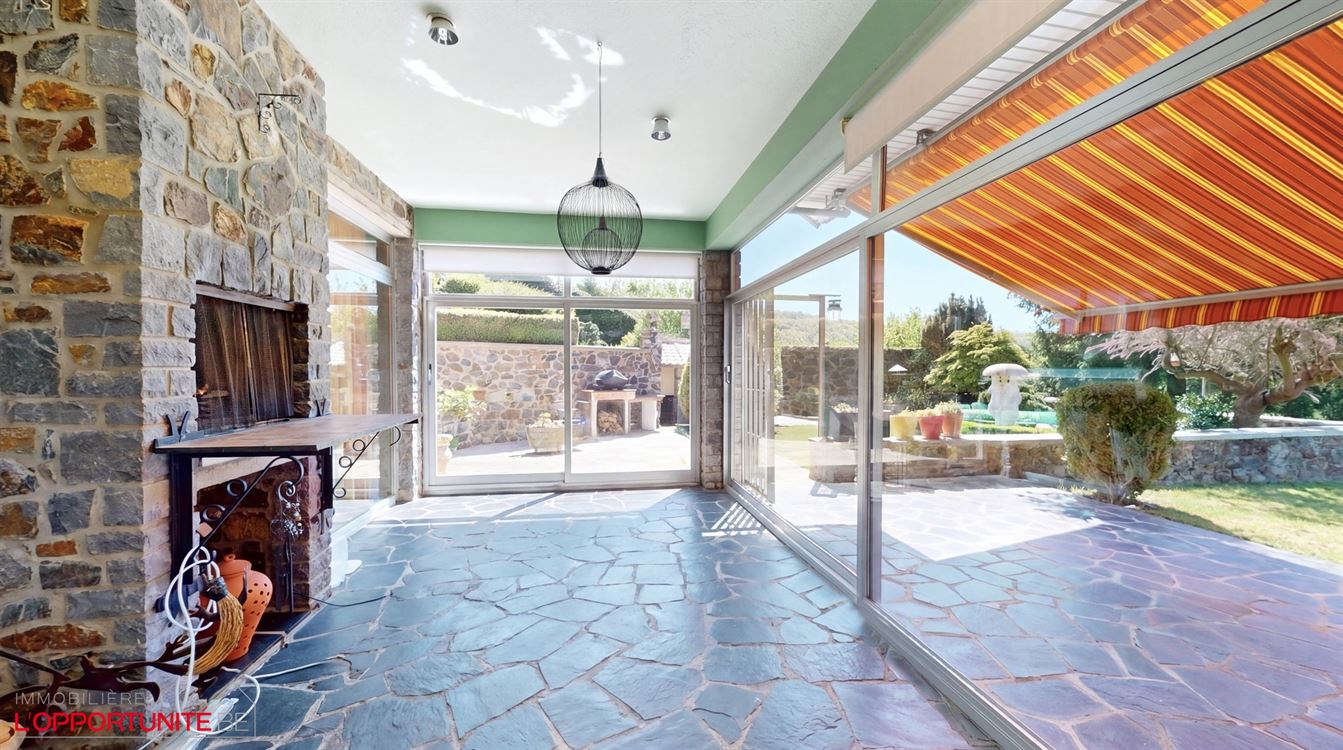 Propriété exceptionnelle sur 35 ares de terrain, 4 chambres, garages et carport.