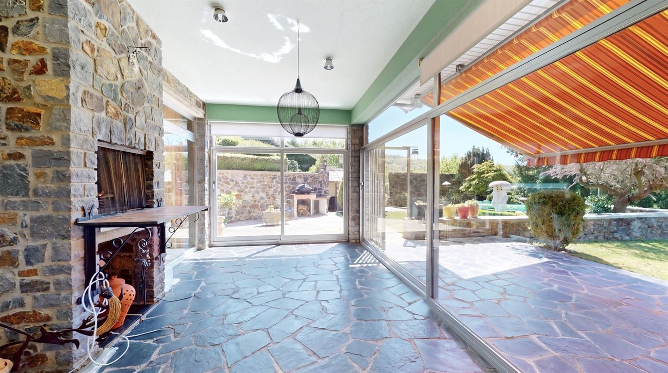 Propriété exceptionnelle sur 35 ares de terrain, 4 chambres, garages et carport.
