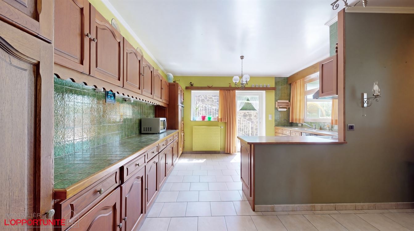 Propriété exceptionnelle sur 35 ares de terrain, 4 chambres, garages et carport.