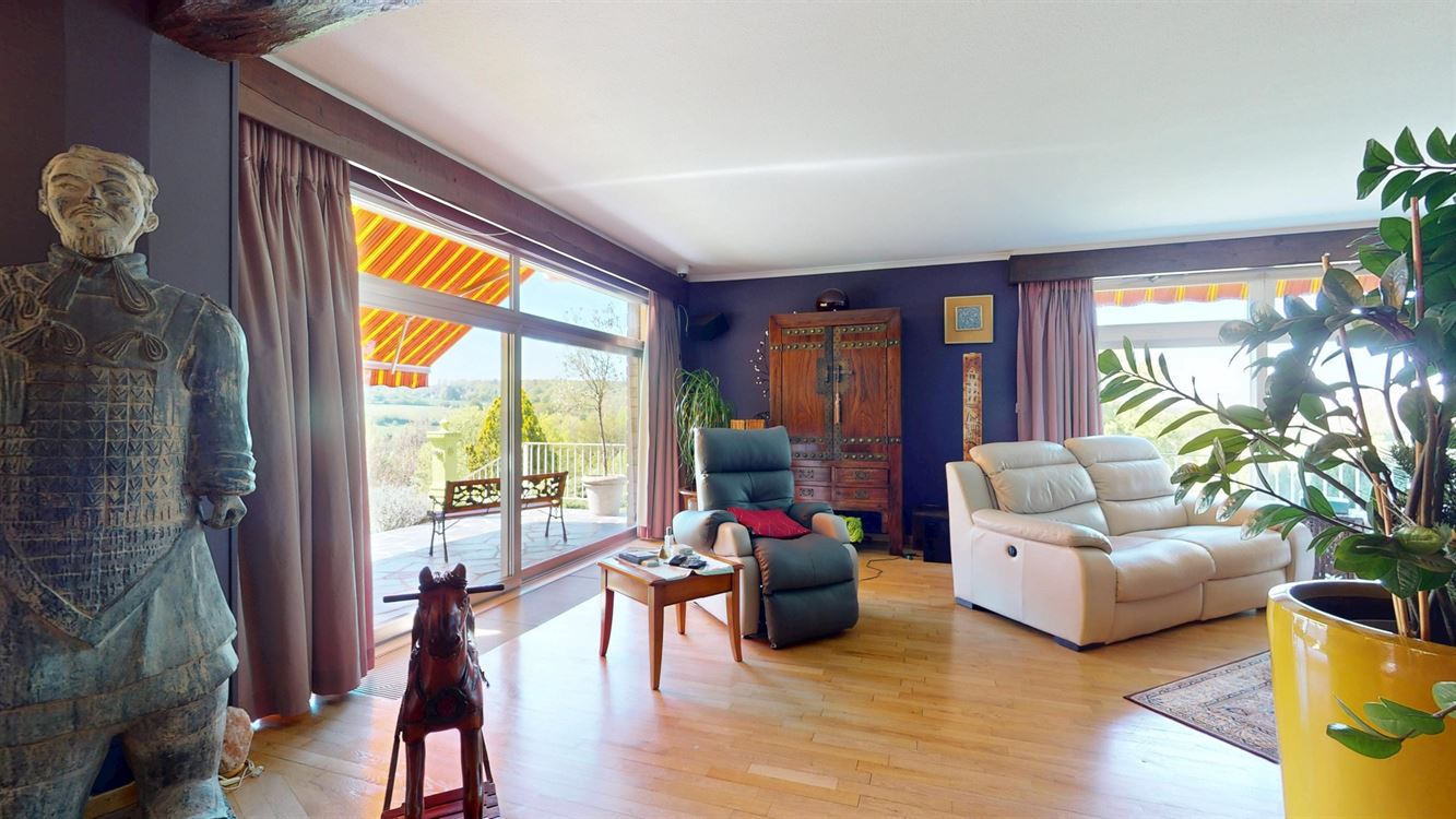 Propriété exceptionnelle sur 35 ares de terrain, 4 chambres, garages et carport.
