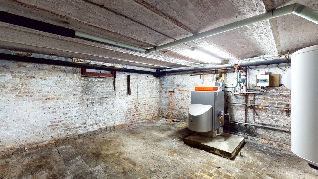 BELLE GRANDE MAISON DE CARACTERE AVEC BEAUCOUP DE POTENTIEL SUR DE 38 ARES DONT 18 A BATIR