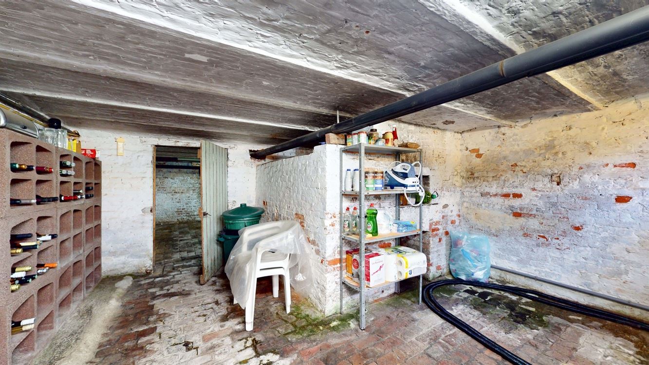 BELLE GRANDE MAISON DE CARACTERE AVEC BEAUCOUP DE POTENTIEL SUR DE 38 ARES DONT 18 A BATIR