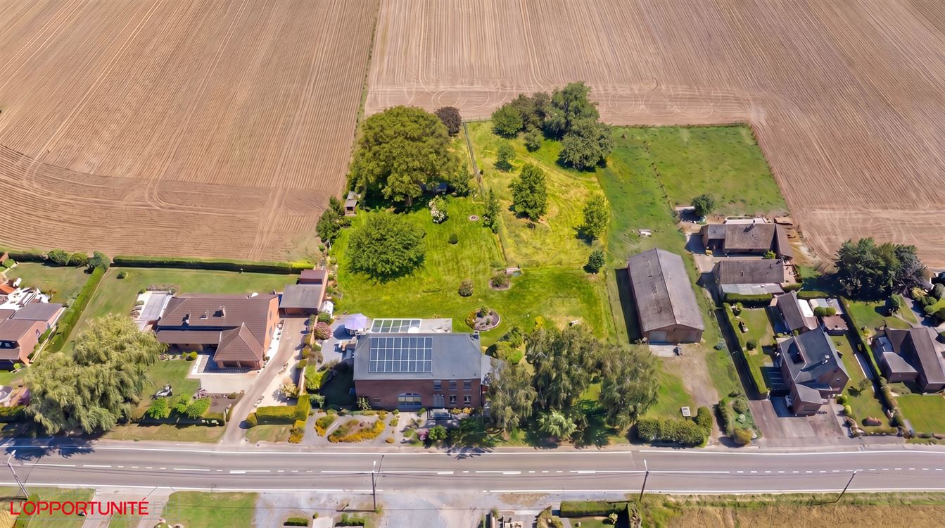 BELLE GRANDE MAISON DE CARACTERE AVEC BEAUCOUP DE POTENTIEL SUR DE 38 ARES DONT 18 A BATIR