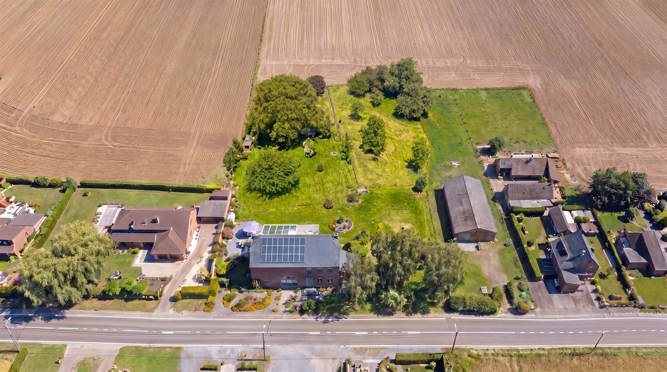 BELLE GRANDE MAISON DE CARACTERE AVEC BEAUCOUP DE POTENTIEL SUR DE 38 ARES DONT 18 A BATIR