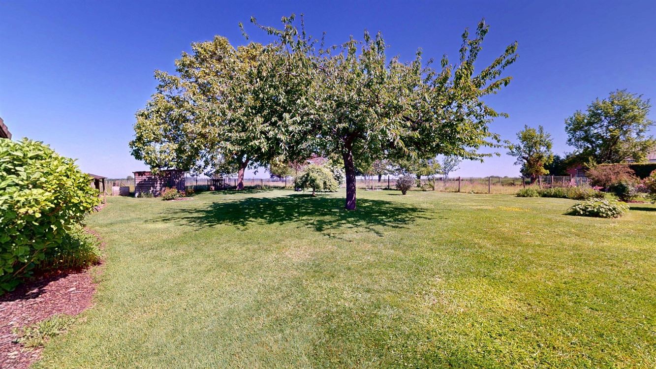 BELLE GRANDE MAISON DE CARACTERE AVEC BEAUCOUP DE POTENTIEL SUR DE 38 ARES DONT 18 A BATIR