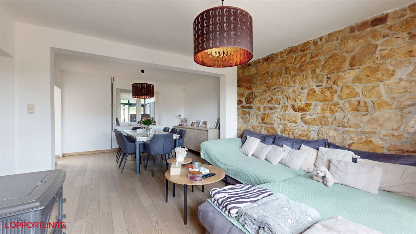 Magnifique maison trois chambres, passage latéral mitoyen et beau jardin.