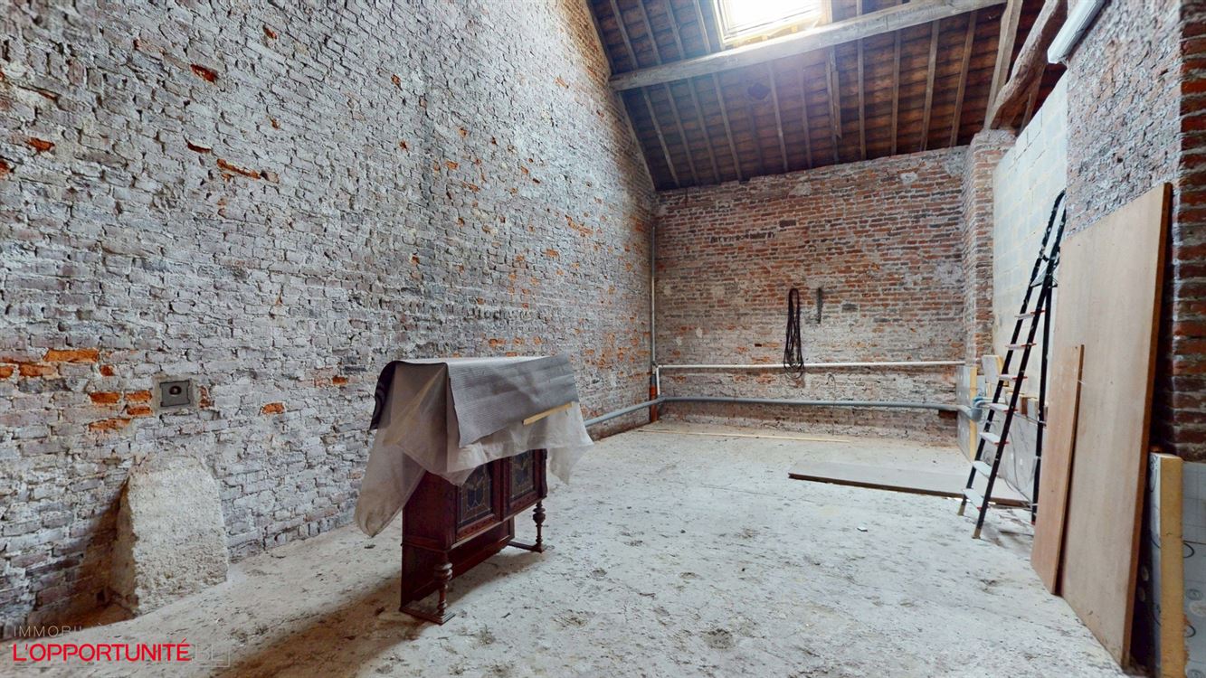 BELLE GRANDE MAISON DE CARACTERE AVEC BEAUCOUP DE POTENTIEL SUR DE 38 ARES DONT 18 A BATIR