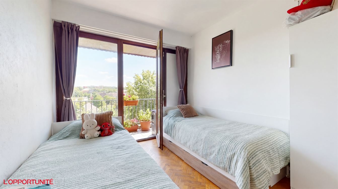 Bel appartement au 3eme étage, trois chambres, deux terrasses.