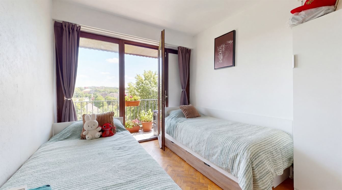 Bel appartement au 3eme étage, trois chambres, deux terrasses.