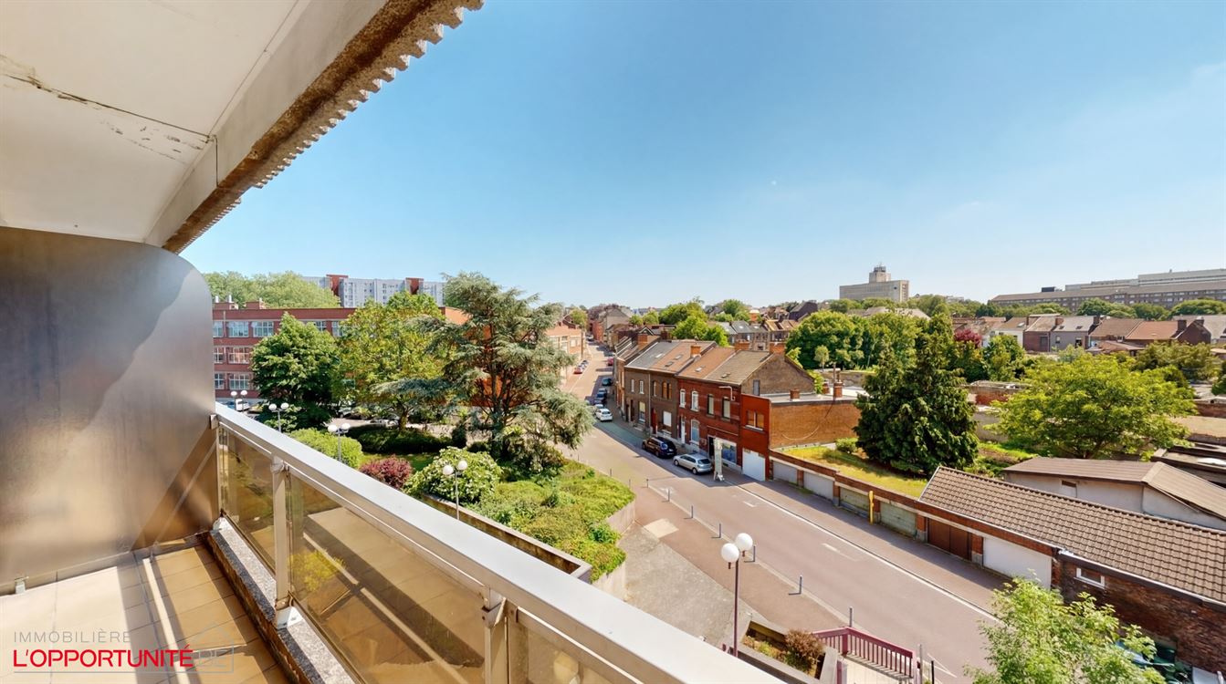 Bel appartement au 3eme étage, trois chambres, deux terrasses.