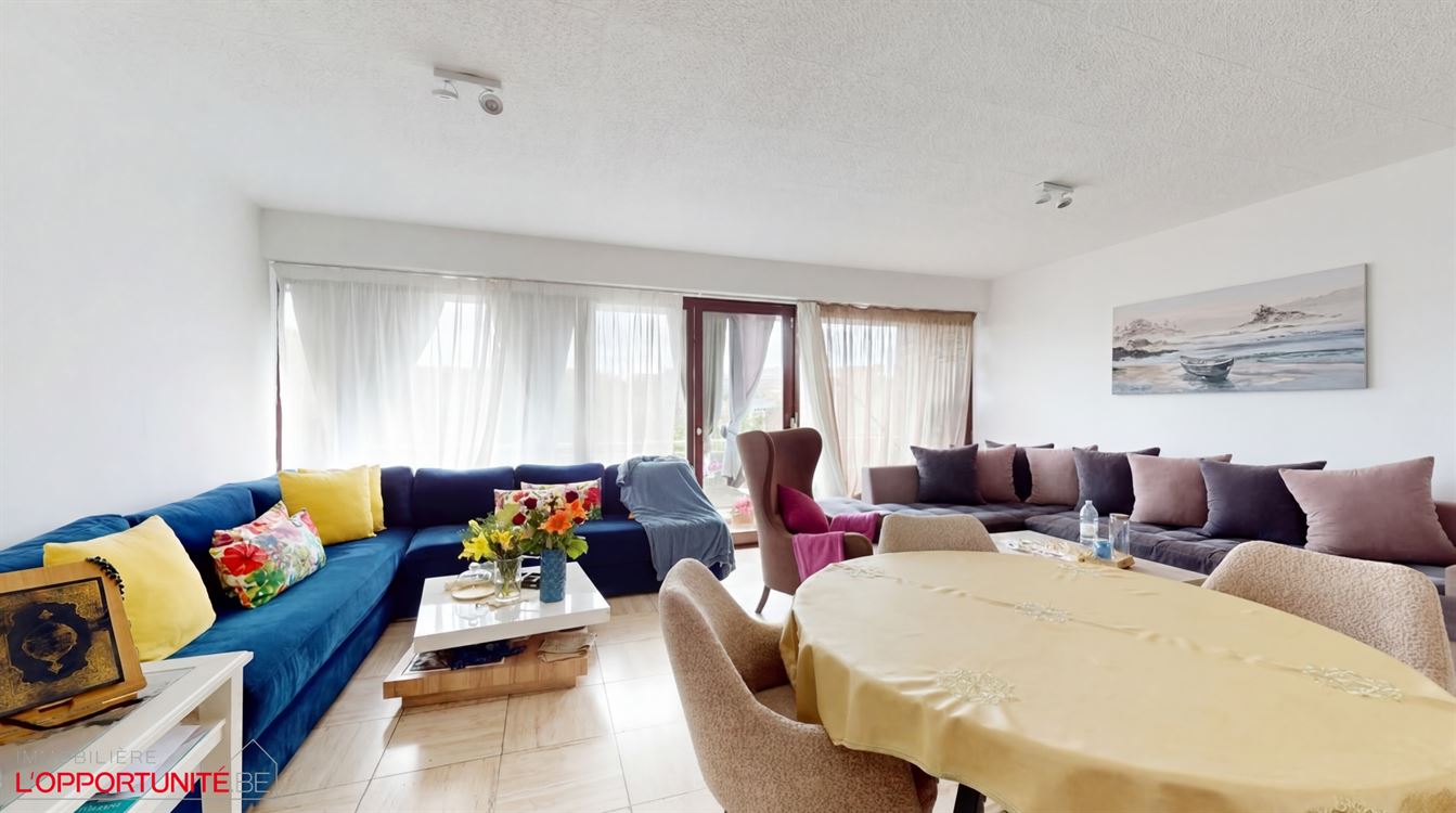 Bel appartement au 3eme étage, trois chambres, deux terrasses.