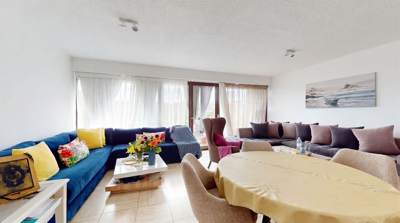 Bel appartement au 3eme étage, trois chambres, deux terrasses.