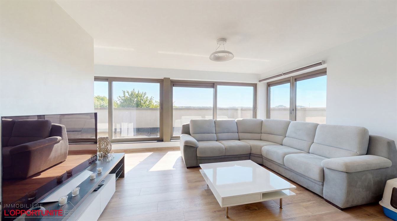Magnifique appartement penthouse deux chambres, splendide terrasse, cave et garage.