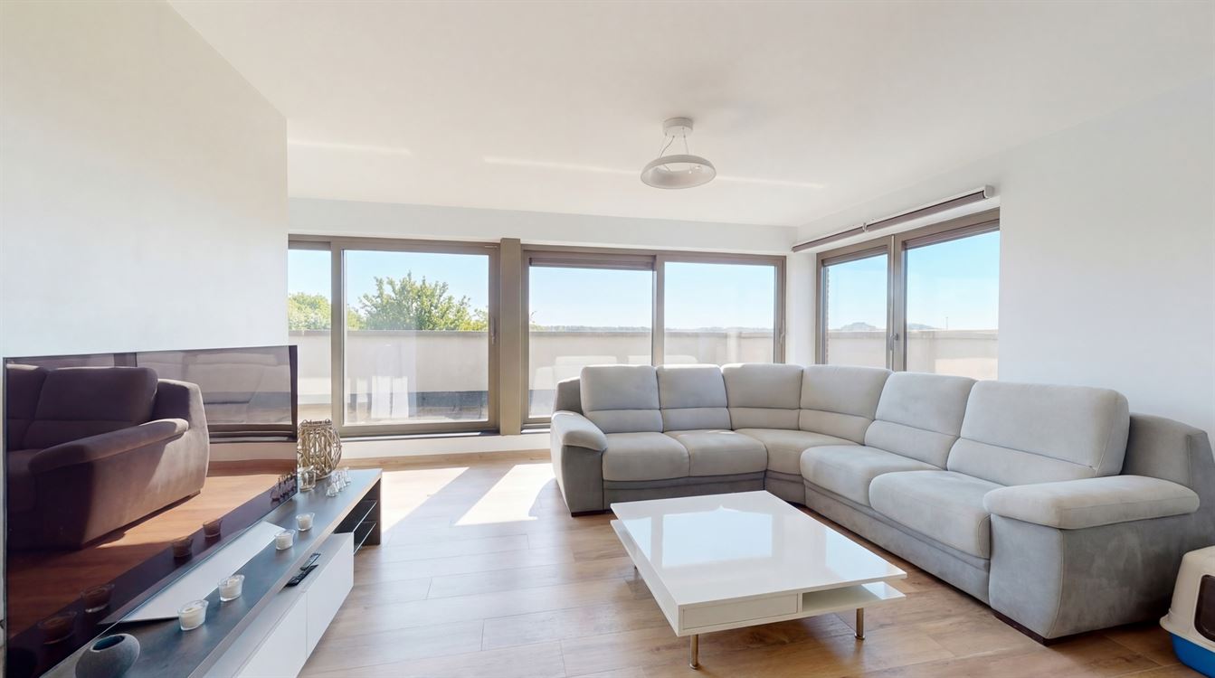 Magnifique appartement penthouse deux chambres, splendide terrasse, cave et garage.