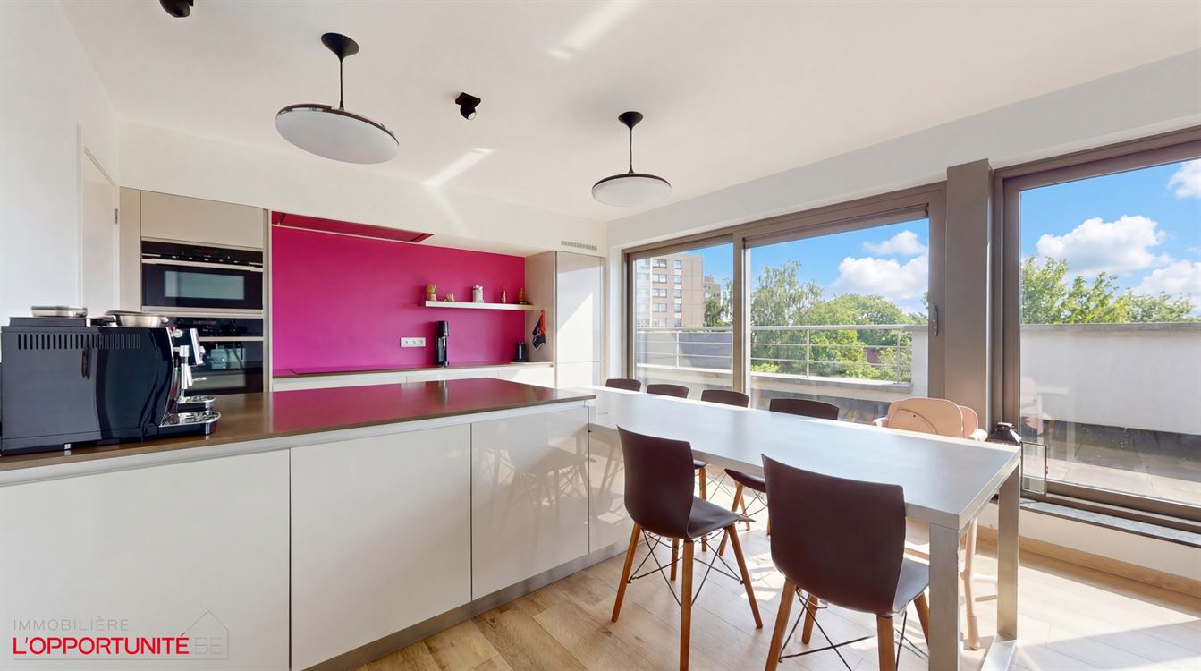 Magnifique appartement penthouse deux chambres, splendide terrasse, cave et garage.