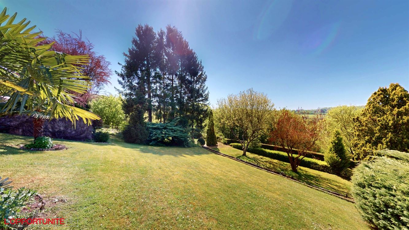 Propriété exceptionnelle sur 35 ares de terrain, 4 chambres, garages et carport.