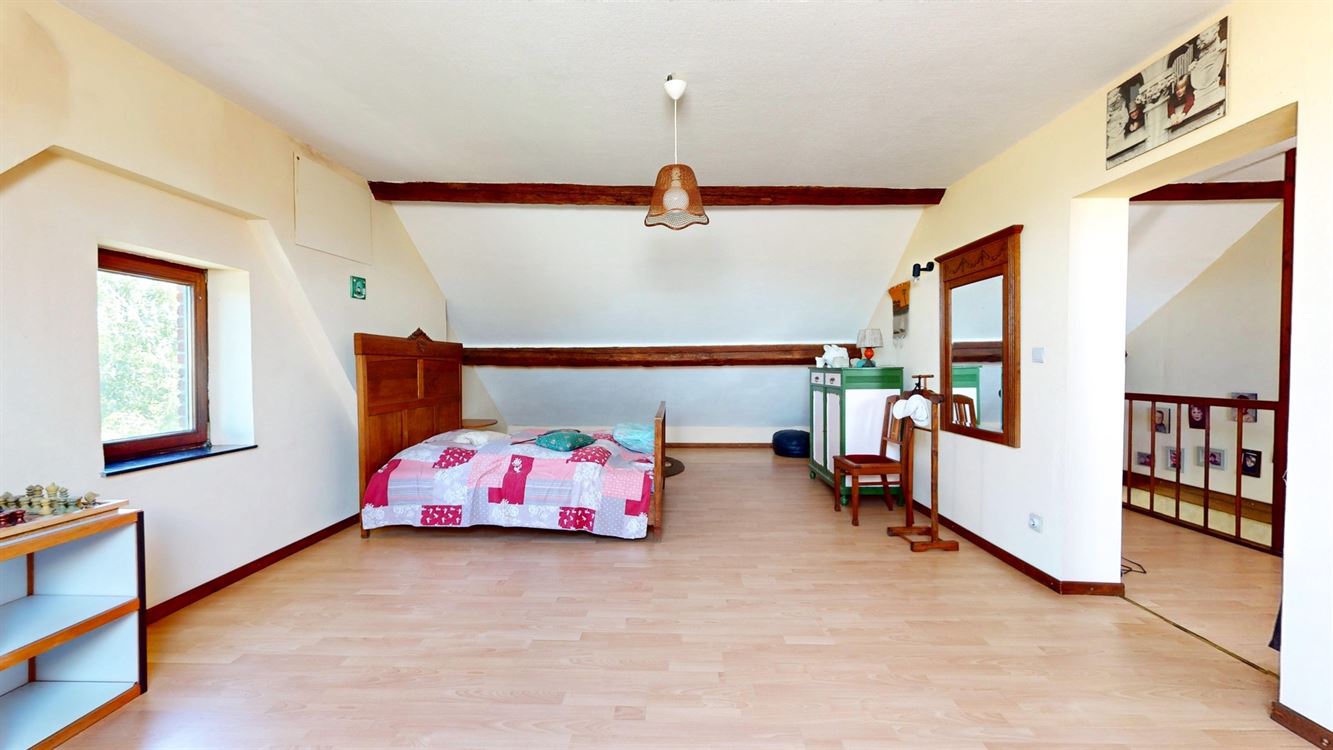 BELLE GRANDE MAISON DE CARACTERE AVEC BEAUCOUP DE POTENTIEL SUR DE 38 ARES DONT 18 A BATIR