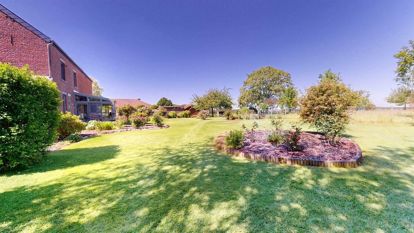 BELLE GRANDE MAISON DE CARACTERE AVEC BEAUCOUP DE POTENTIEL SUR DE 38 ARES DONT 18 A BATIR