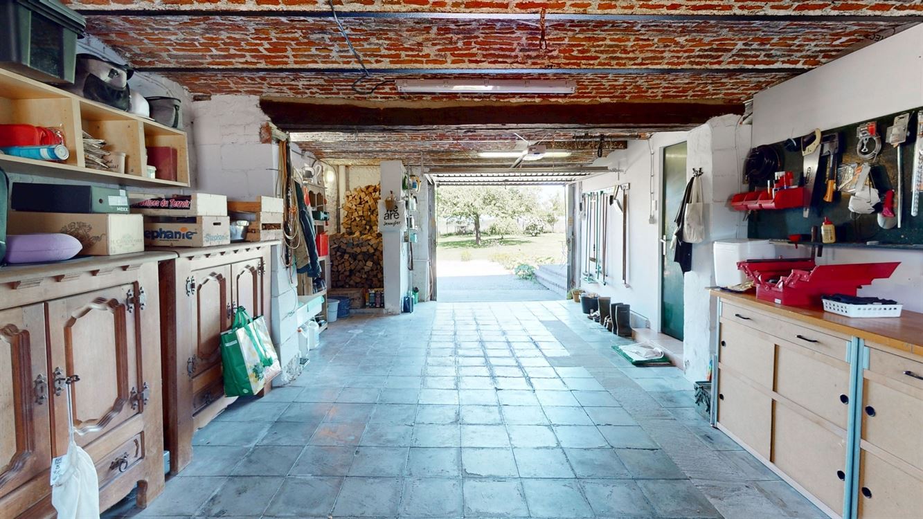 BELLE GRANDE MAISON DE CARACTERE AVEC BEAUCOUP DE POTENTIEL SUR DE 38 ARES DONT 18 A BATIR