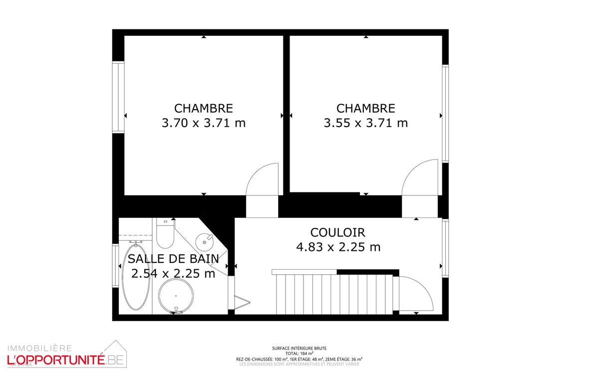 Magnifique maison trois chambres, passage latéral mitoyen et beau jardin.