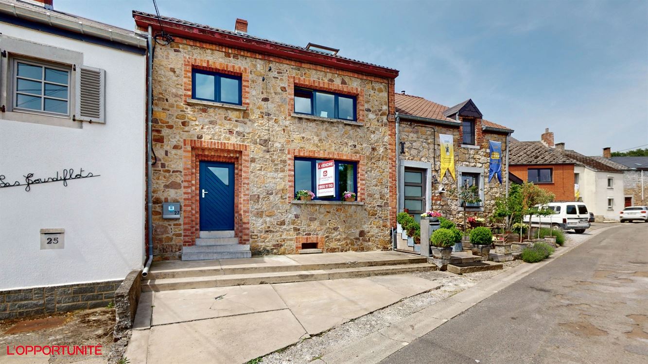 Magnifique maison trois chambres, passage latéral mitoyen et beau jardin.