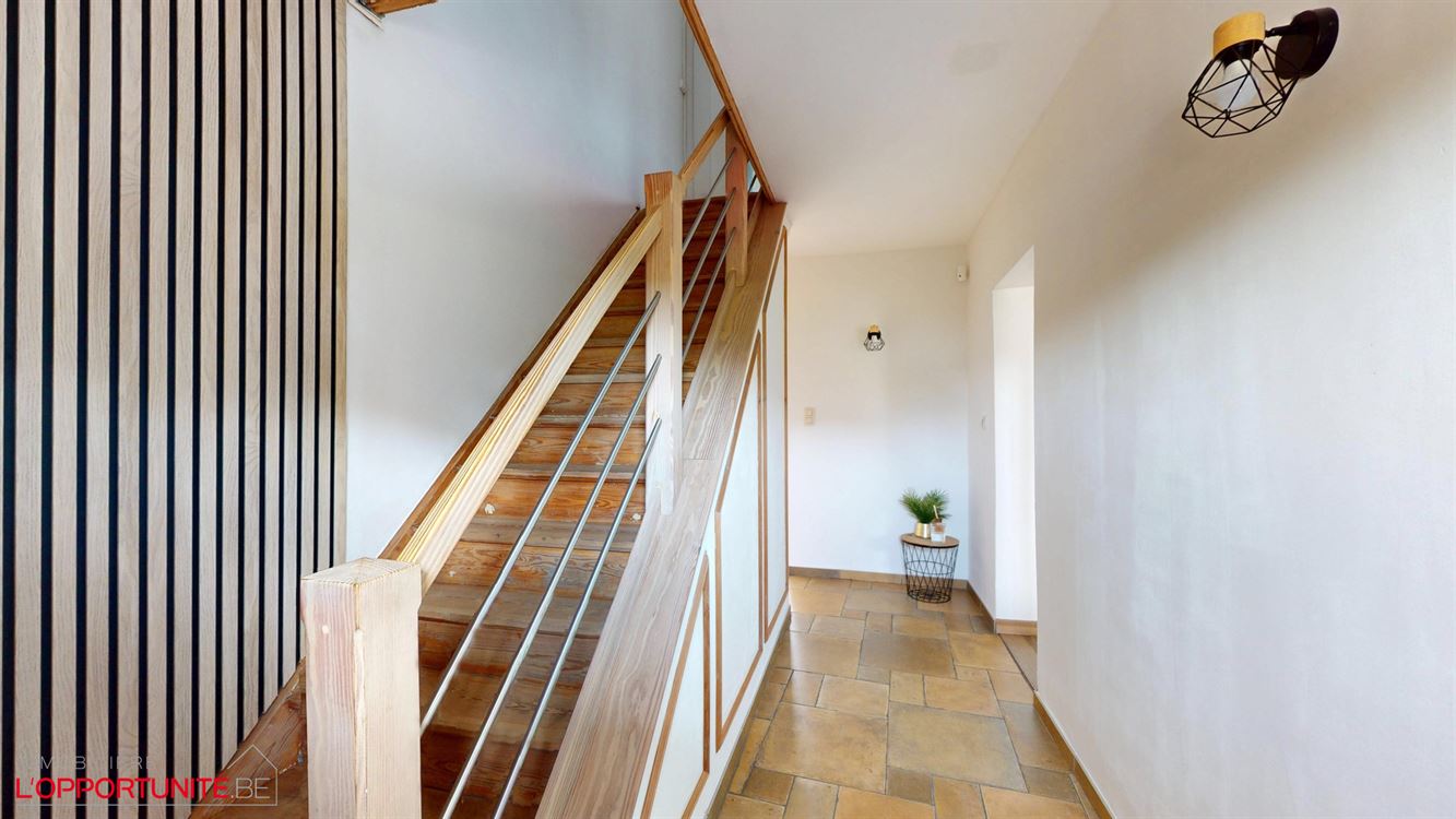 Magnifique maison trois chambres, passage latéral mitoyen et beau jardin.