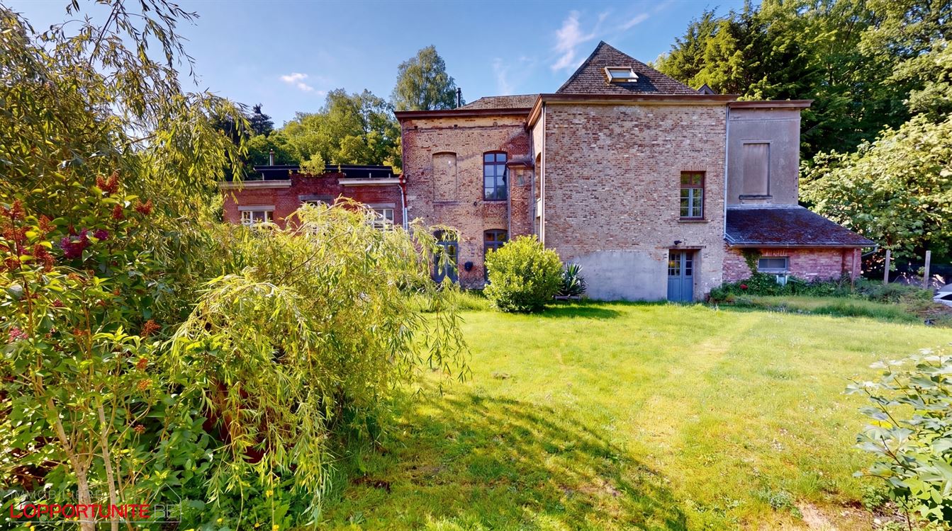 Exceptionnelle propriété composée de deux maisons, un entrepot de 500m² et un magnifique jardin.