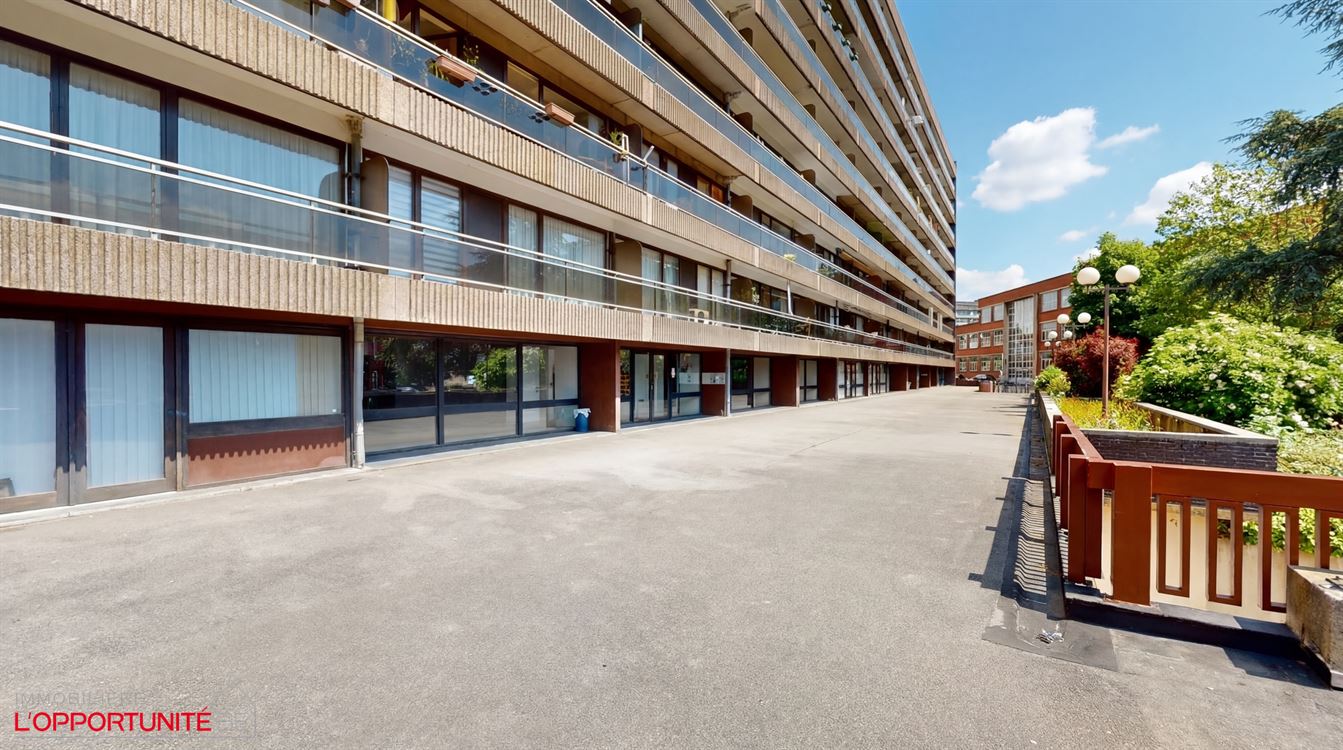 Bel appartement au 3eme étage, trois chambres, deux terrasses.