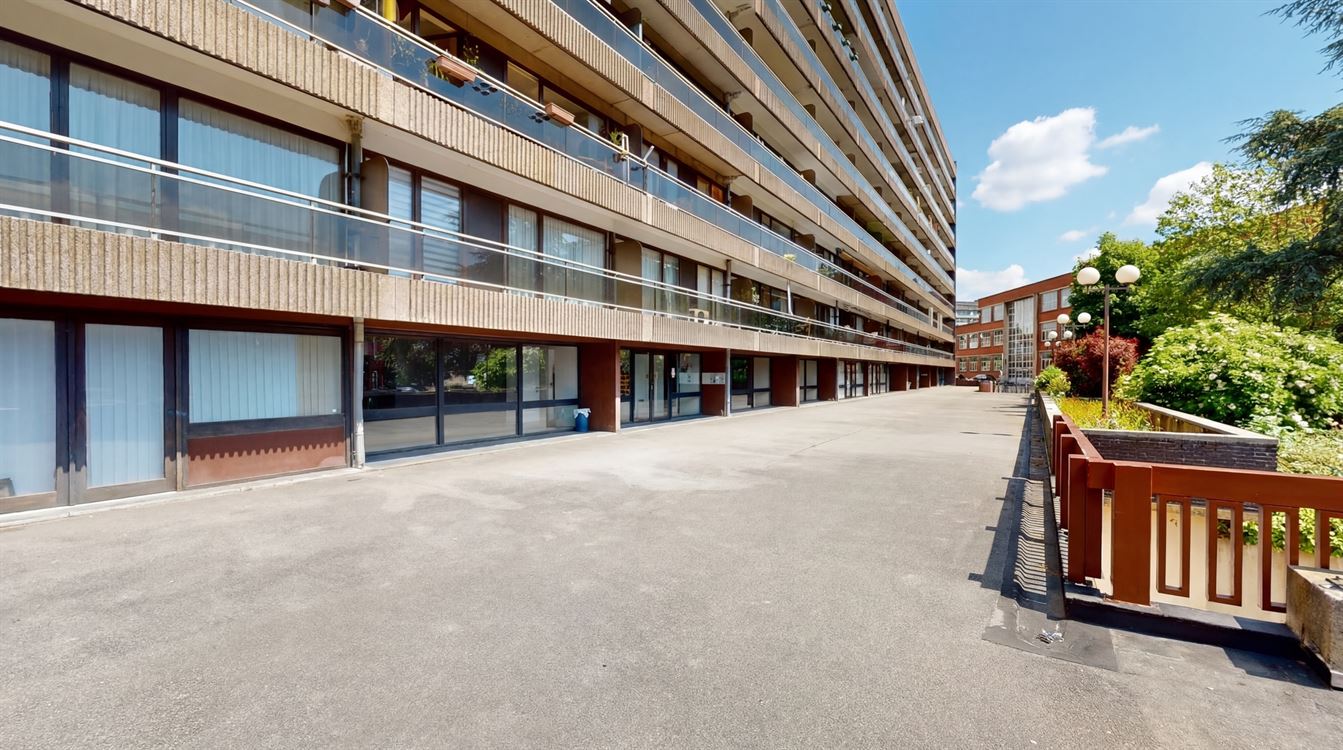 Bel appartement au 3eme étage, trois chambres, deux terrasses.