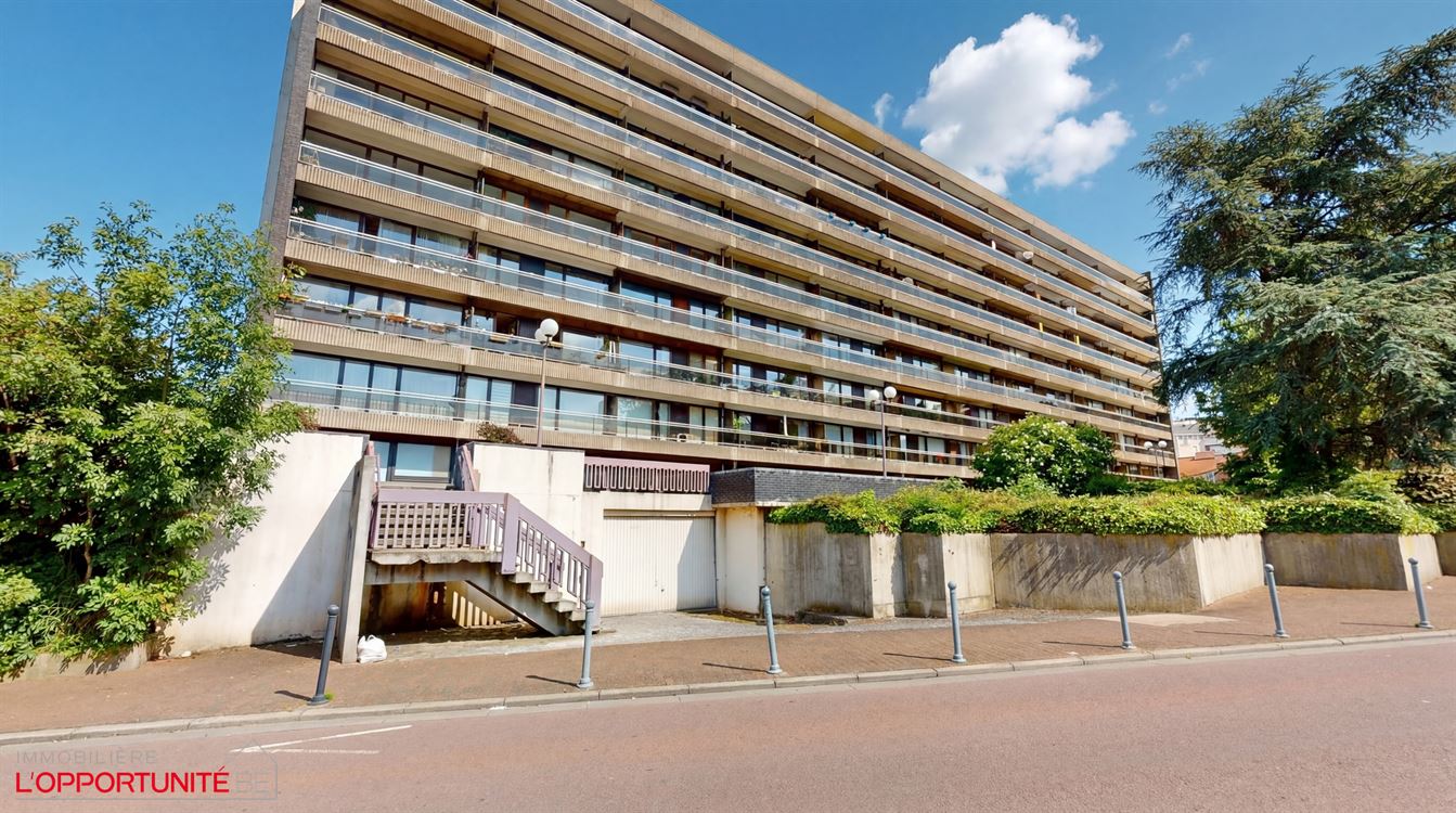 Bel appartement au 3eme étage, trois chambres, deux terrasses.