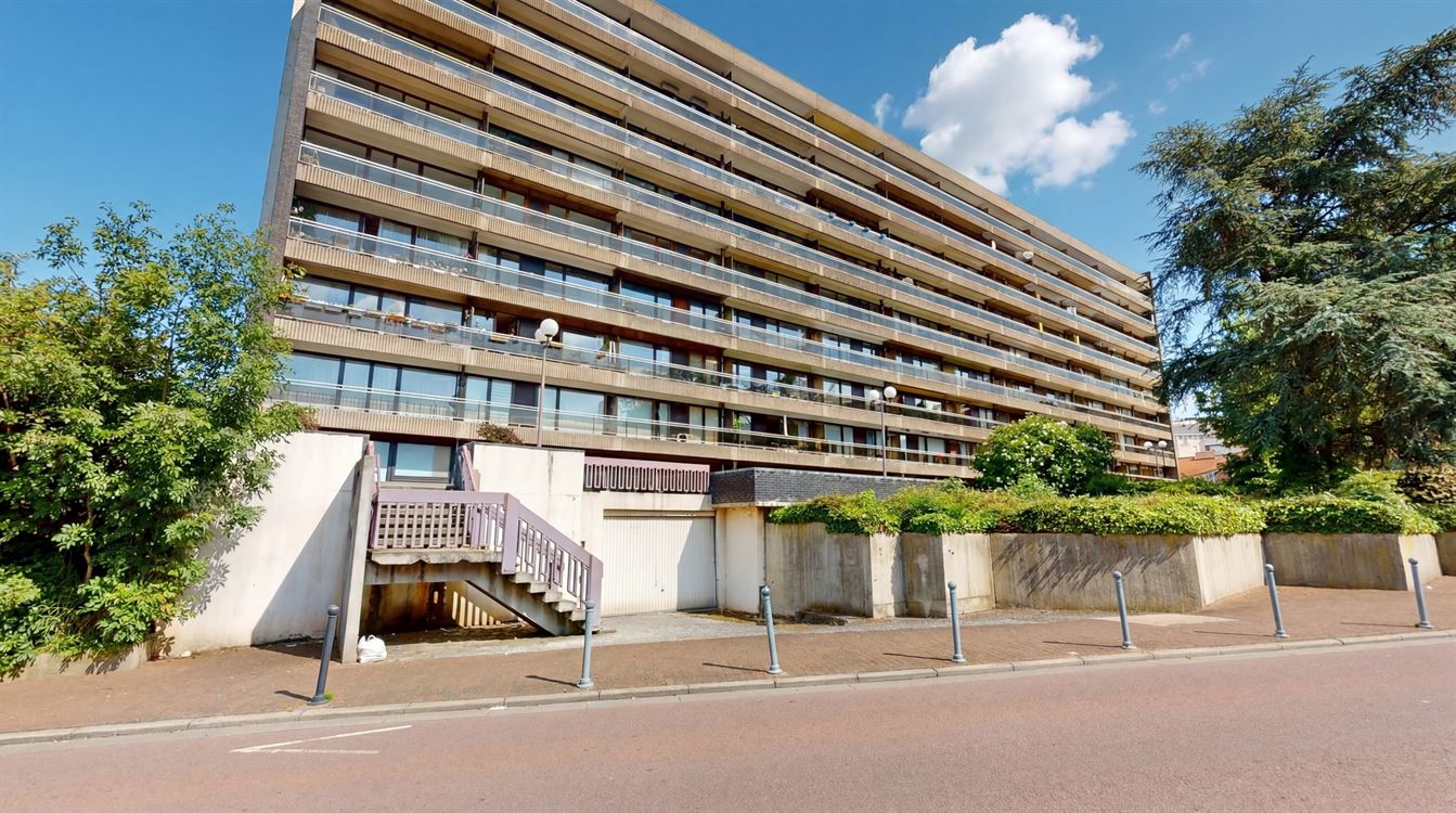 Bel appartement au 3eme étage, trois chambres, deux terrasses.