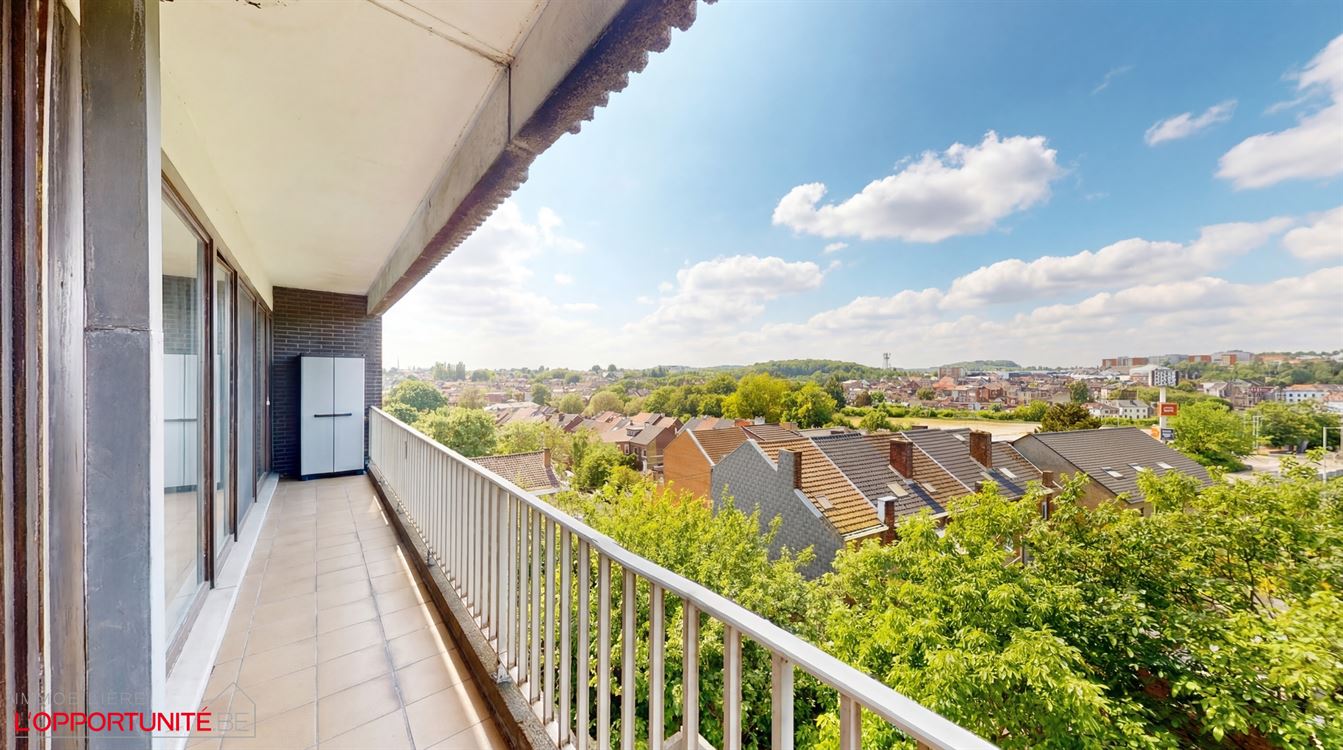 Bel appartement au 3eme étage, trois chambres, deux terrasses.